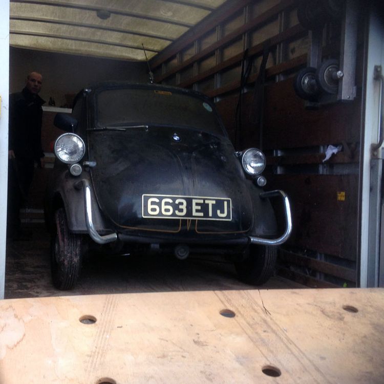 u-need-us transport transporting vintage car